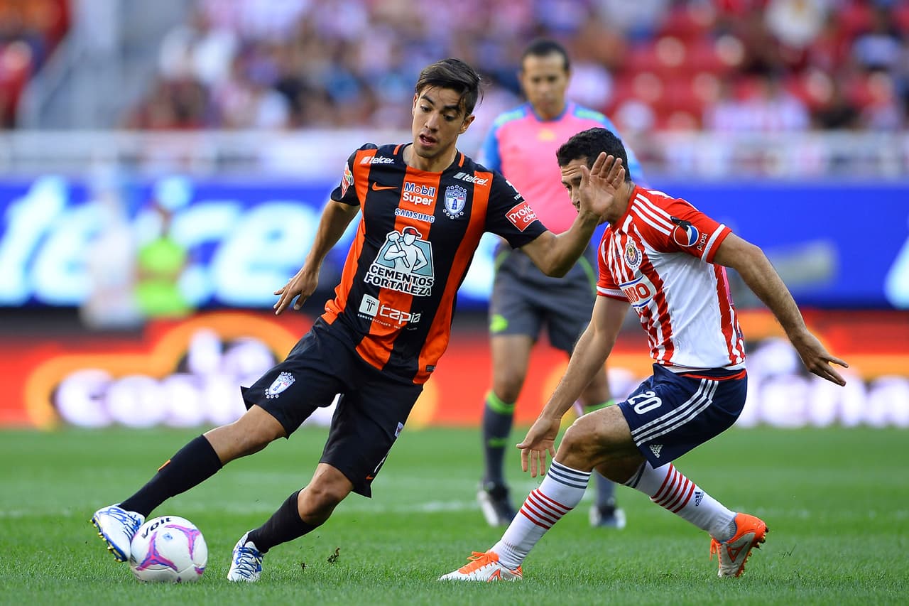 Por el lado derecho está Rodolfo Pizarro quien si ya era peligroso como lateral, ahora como volante por derecho le ha complicado la existencia a más de uno.