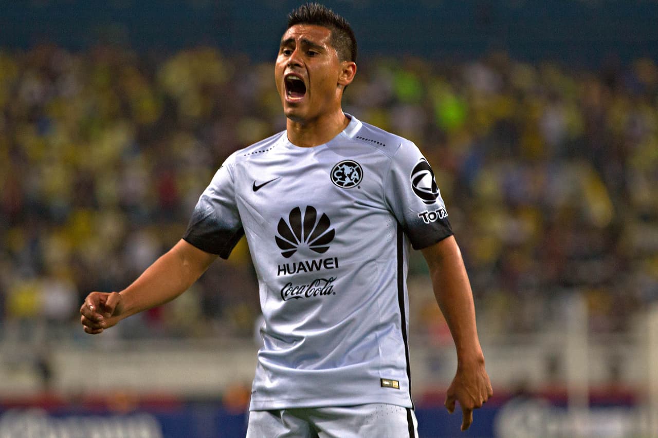 En medio campo hay un hombre de mucha salida como Osvaldo Martínez, un tipo que se ha adaptado perfecto a la posición aprovechando su potencia de arranque y toque de balón.