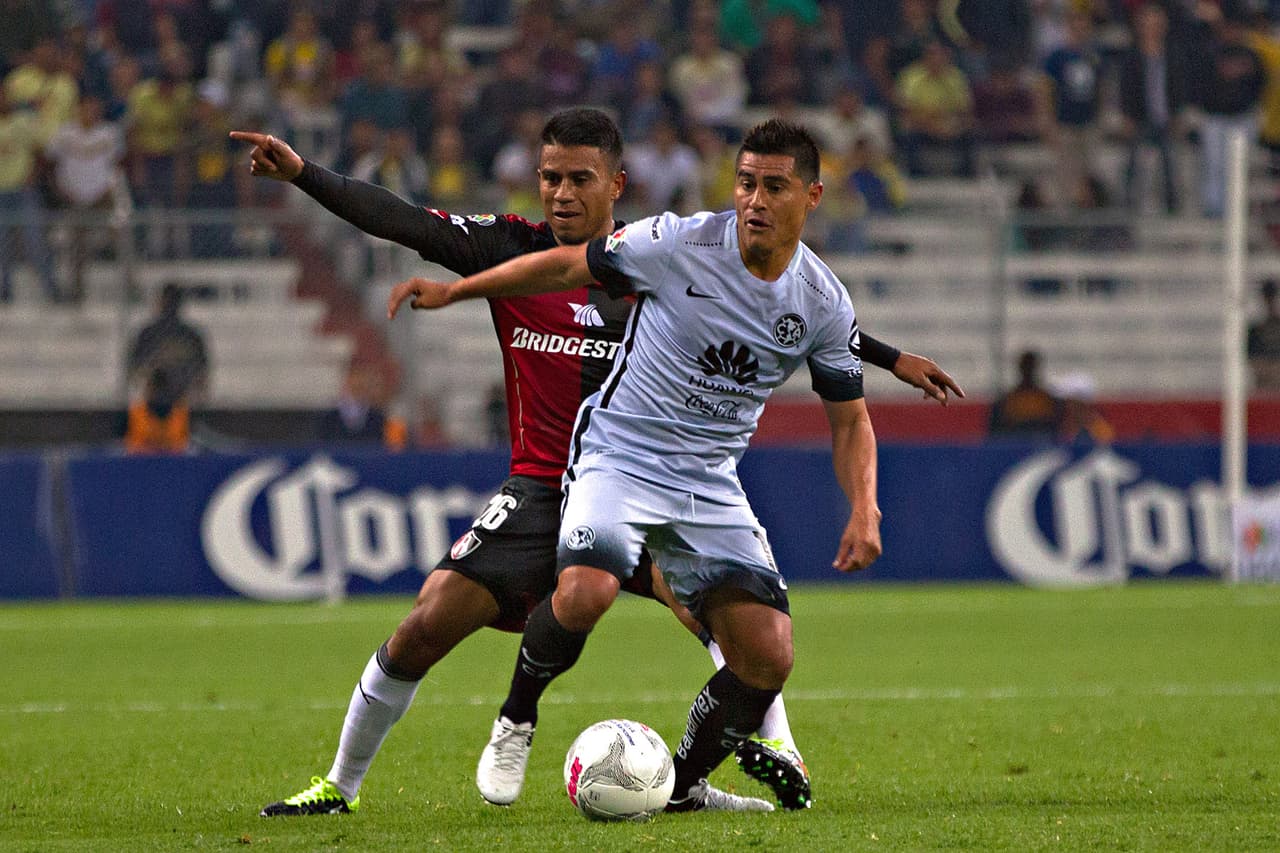 Con sus llegadas por sorpresa en jugadas a velocidad o reteniendo el balón mientras sus compañeros toman posición, es un elemento peligroso para cualquier rival.