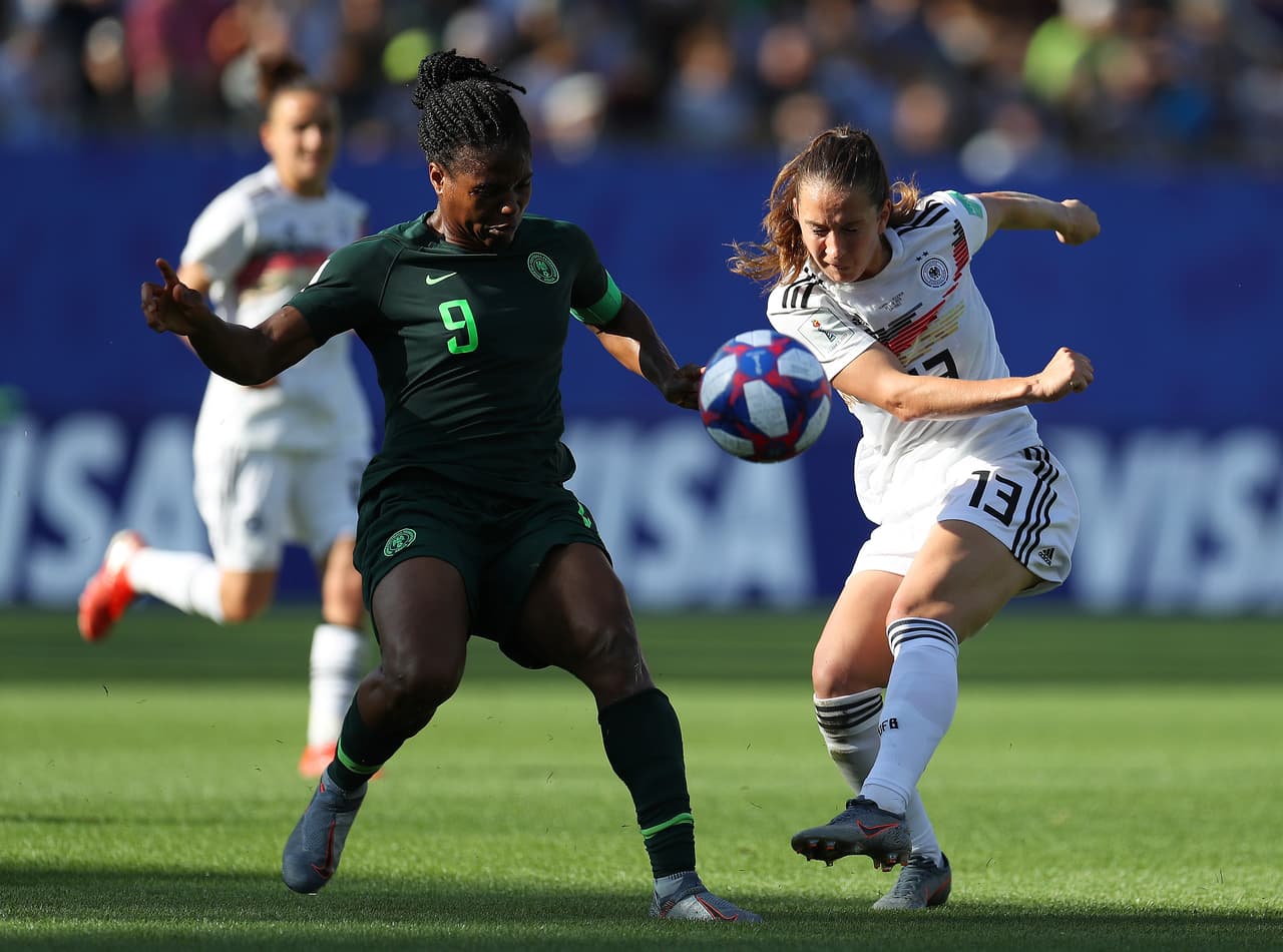 Con el paso de los minutos Alemania resignó la posesión del balón y Nigeria no sabía qué hacer con él.