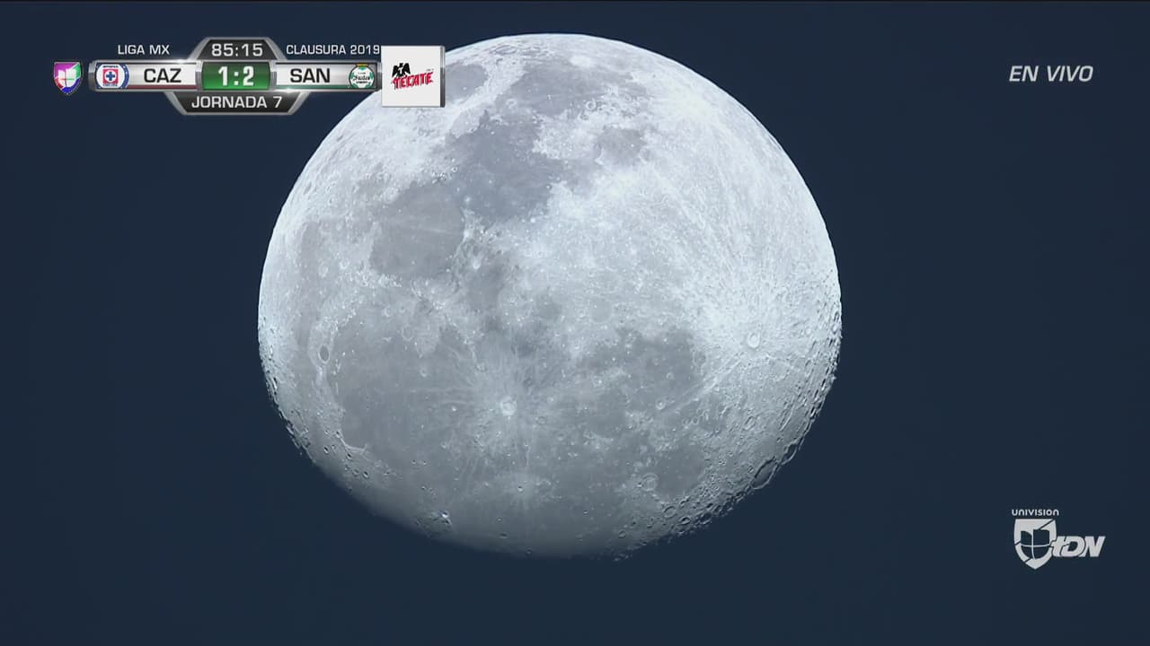 Indudablemente, la luna se robó el espectáculo durante los minutos finales del partido.