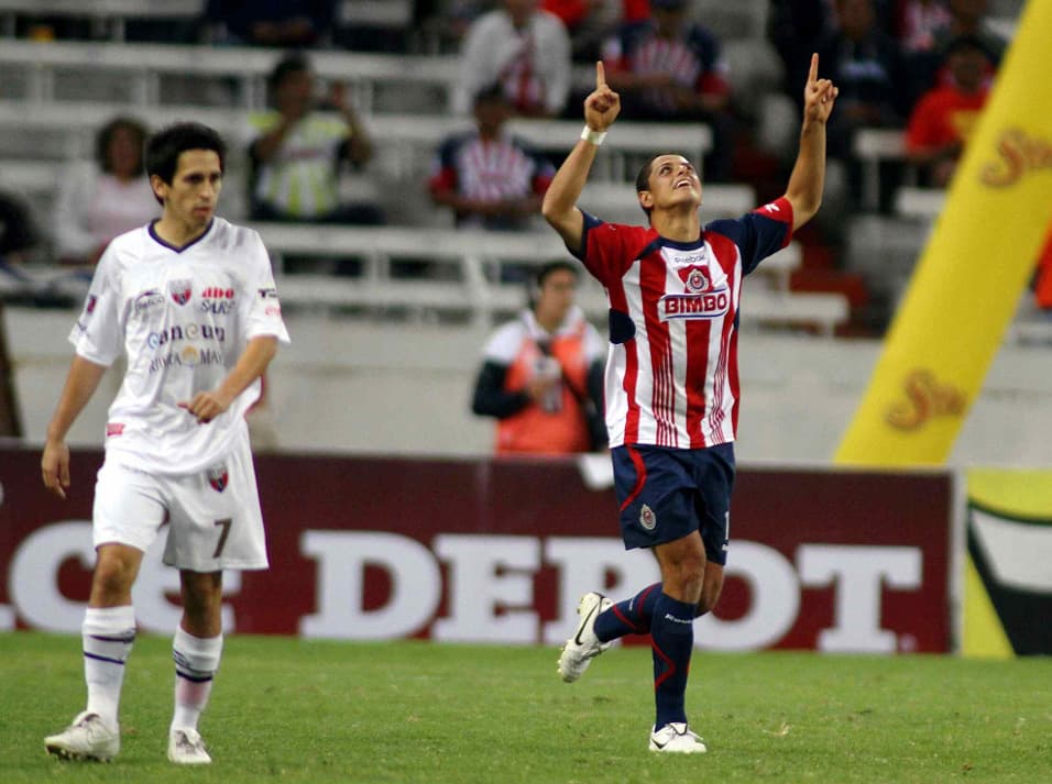 En aquella ocasión Javier comenzó marcando tres doblete seguidos y a pesar de que dejó a Chivas en abril para firmar con el Manchester United, se mantuvo como líder solitario algunas fechas más hasta que Hérculez Gómez y Johan Fano lo alcanzaron compartiendo la corona.