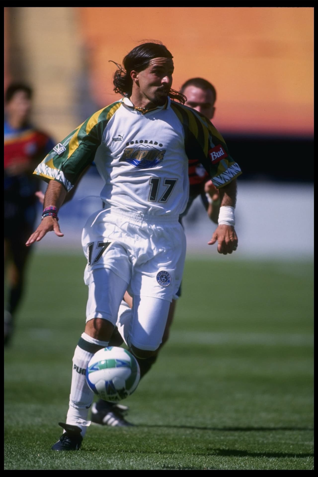 ¿Lo reconoces? Es el exinternacional estadounidense y hoy comentarista de TUDN. Marcelo Balboa, con la primera camisa de Colorado Rapids.