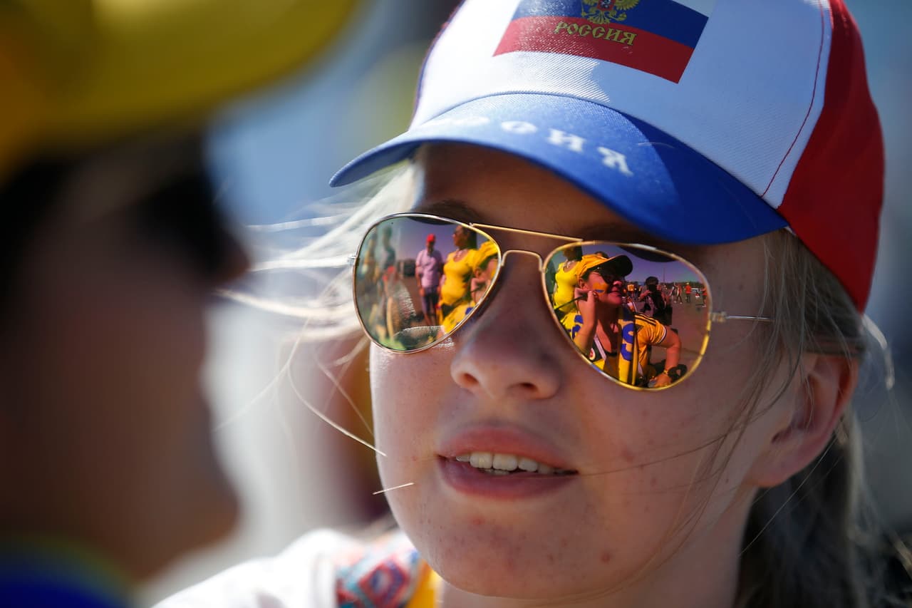 Samara (Russian Federation), 28/06/2018.- Supporter of Colombia prior the FIFA World Cup 2018 group H preliminary round soccer match between Senegal and Colombia in Samara, Russia, 28 June 2018. (RESTRICTIONS APPLY: Editorial Use Only, not used in association with any commercial entity - Images must not be used in any form of alert service or push service of any kind including via mobile alert services, downloads to mobile devices or MMS messaging - Images must appear as still images and must not emulate match action video footage - No alteration is made to, and no text or image is superimposed over, any published image which: (a) intentionally obscures or removes a sponsor identification image; or (b) adds or overlays the commercial identification of any third party which is not officially associated with the FIFA World Cup) (Mundial de Fútbol, Rusia) EFE/EPA/WALLACE WOON EDITORIAL USE ONLY