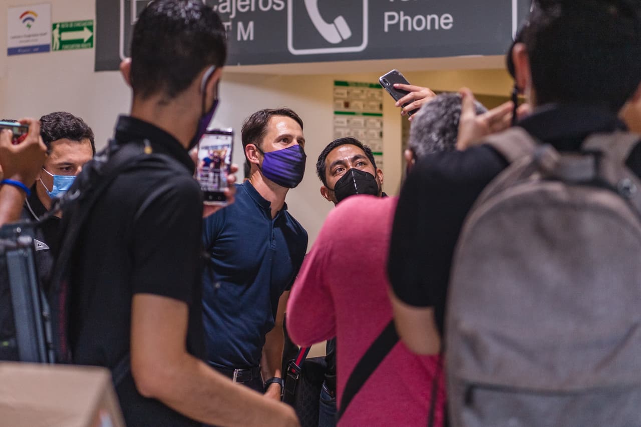 La afición de Mazatlán le da una cálida bienvenida a el nuevo entrenador de sus filas, Beñat San José.