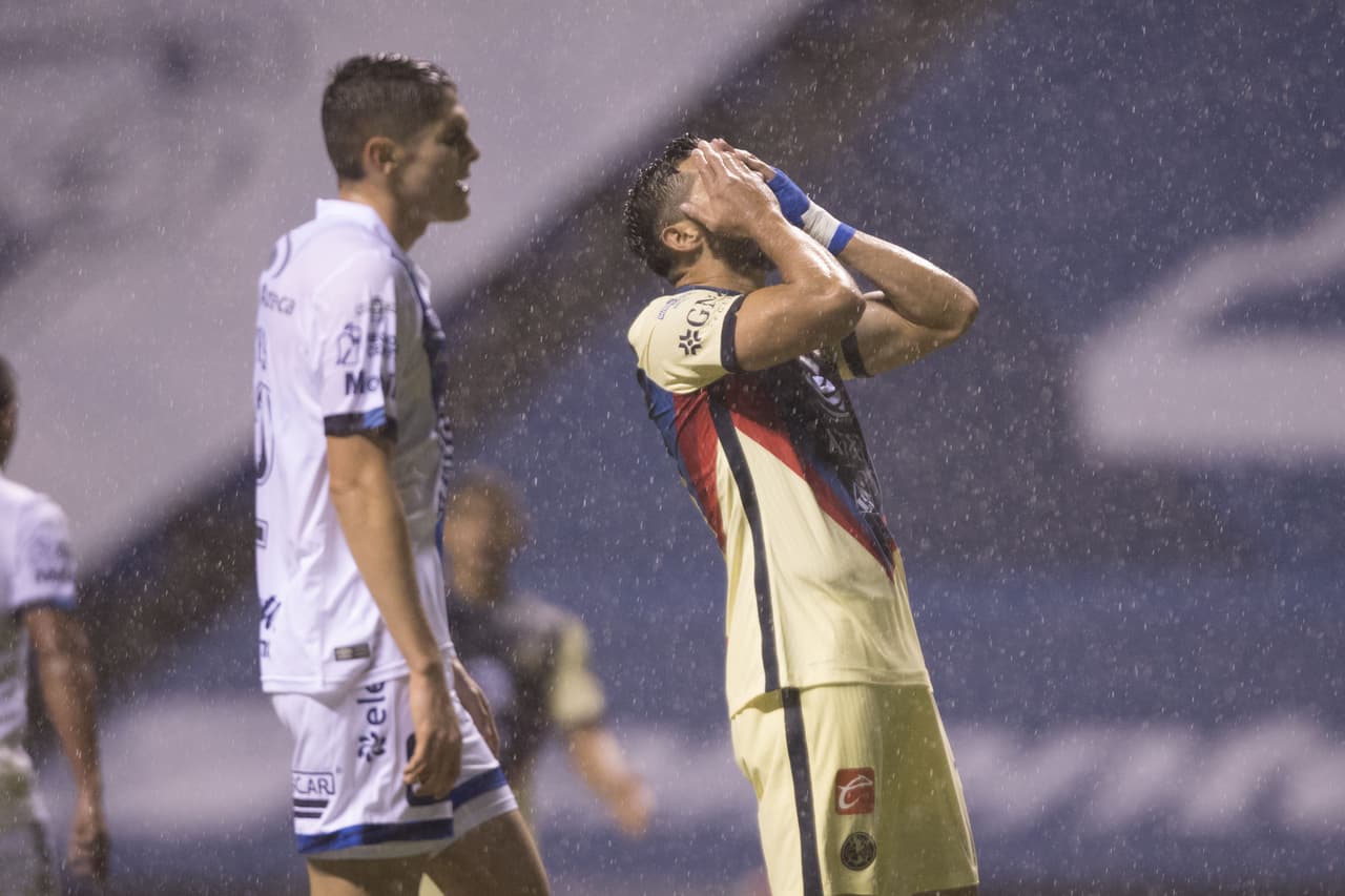 América empieza a sufrir, pero Guillermo Ochoa evita que llegue el gol de Puebla.