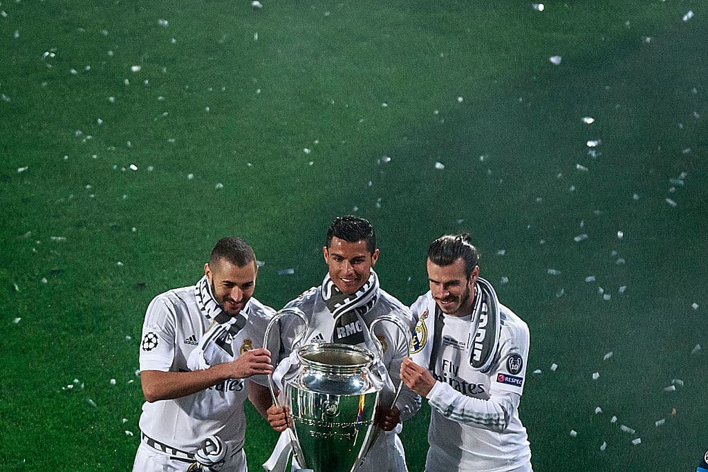 En 2016 Cristiano Ronaldo festejó su segunda consecución de la UEFA Champions League. Aquí el portugués posa con Karim Benzema (izq) y Gareth Bale.