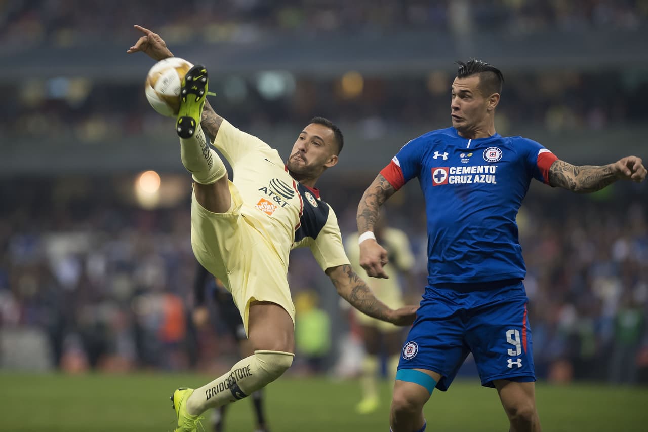 <b>Víctor Aguilera (8)</b>. El zaguero argentino tuvo buenos destellos pero también pecatas minutas en su tarea, sobre todo jugando al filo de la navaja, le perdonaron una tarjeta amarilla.