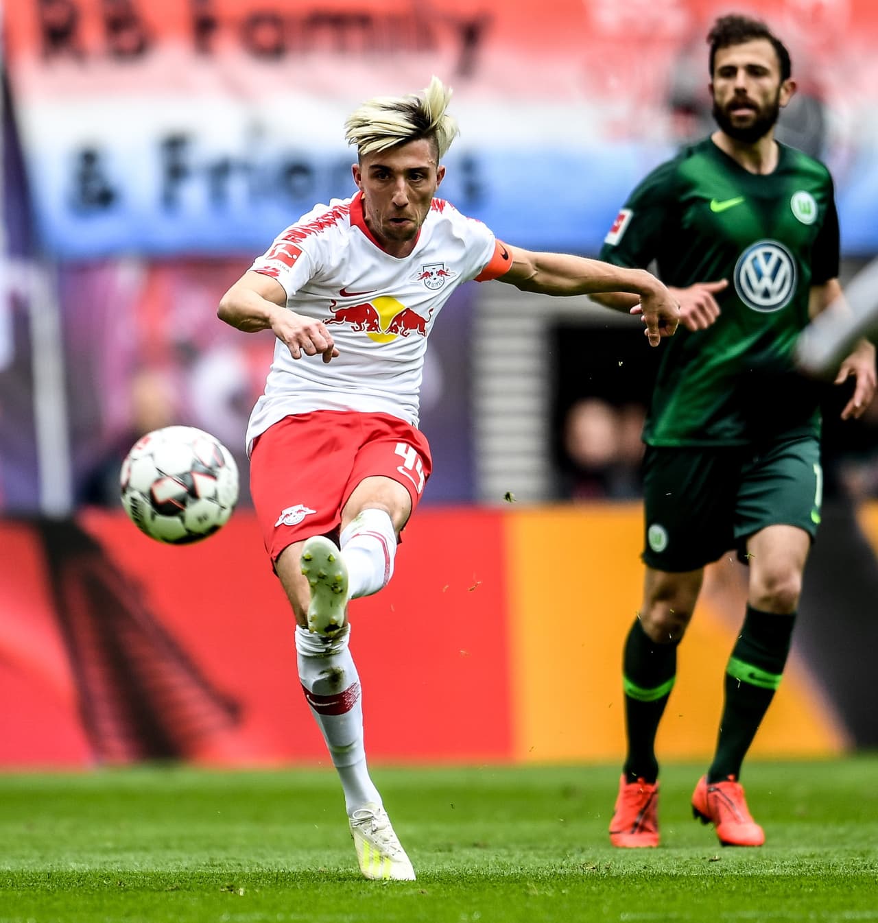 Los goles del partido llegaron en el primer tiempo y el primero en conseguirlo fue Kevin Kampl al minuto 16 con este remate a colocar.