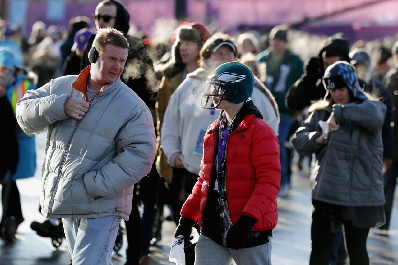 ¡Todo listo en el U.S. Bank Stadium para el Super Bowl LII! Los Patriots y los Eagles jugarán por el título de la NFL y ni siquiera las bajas temperaturas reducen la pasión de los miles de aficionados que ya están en el estadio.