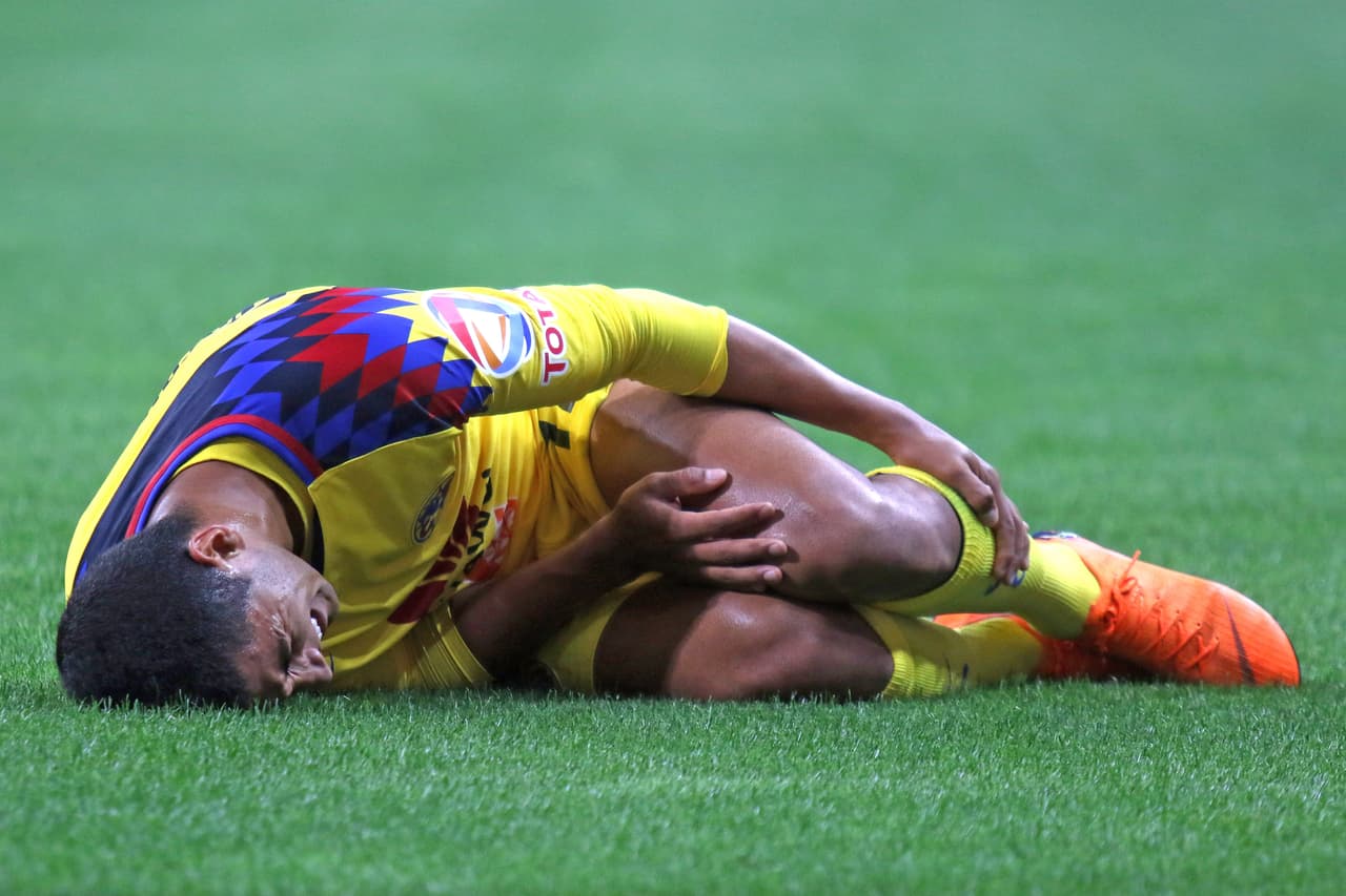 Fueron constantes las entradas excedidas de fuerza. El Clásico se vivió con la intensidad típica.