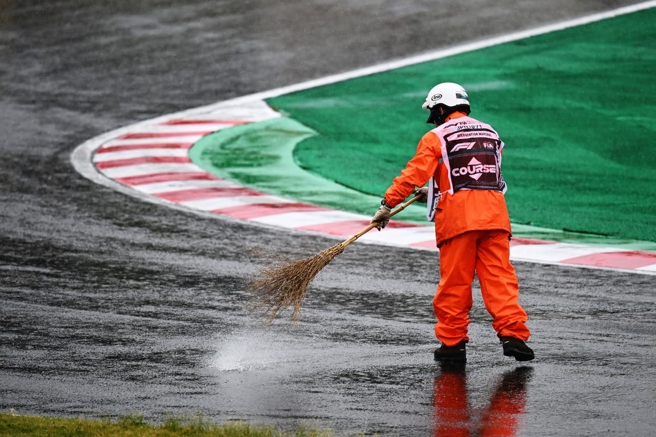 La fuerte lluvia hizo de las suyas en el circuito de Suzuka correspondiente al Gran Premio de Japón, lo que obligó a aplazar la carrera luego de apenas tres vueltas recorridas sin que haya un estimado de tiempo para reanudar la carrera.