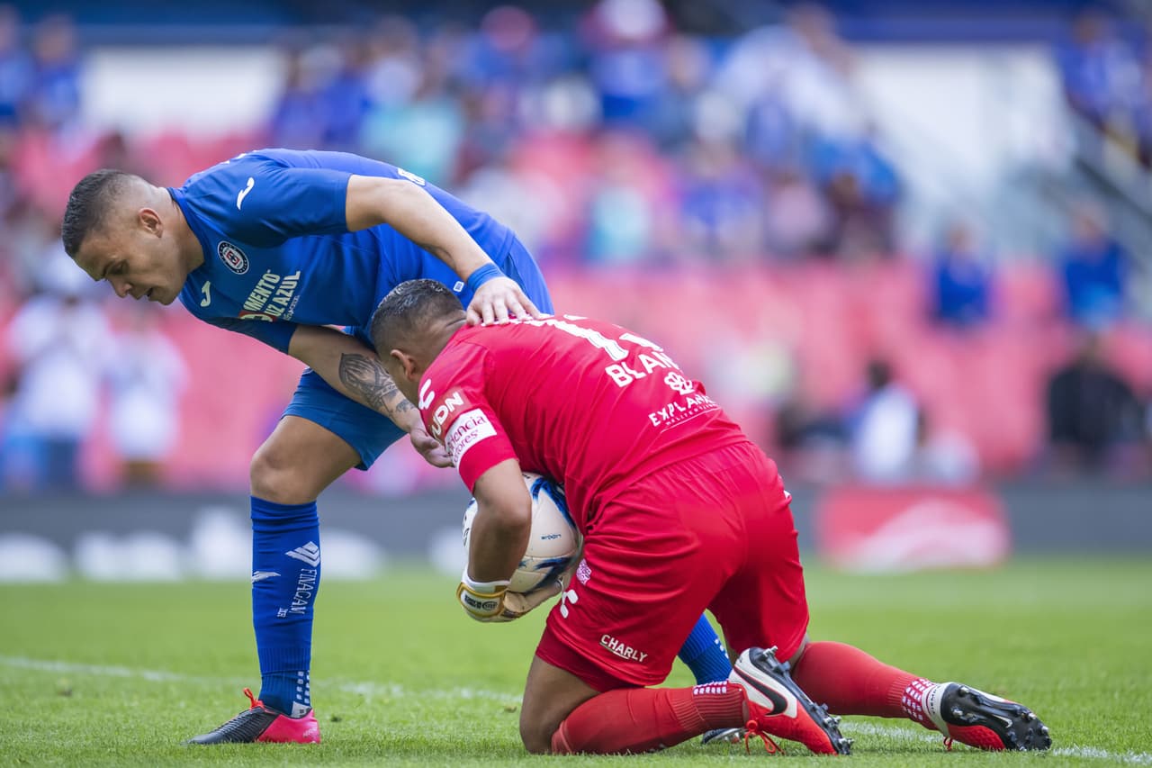 Con goles de Santiago Giménez, Jonathan Rodríguez y Juan Escobar, Cruz Azul consigue la voltereta y se lleva los tres puntos en el estadio Azteca.