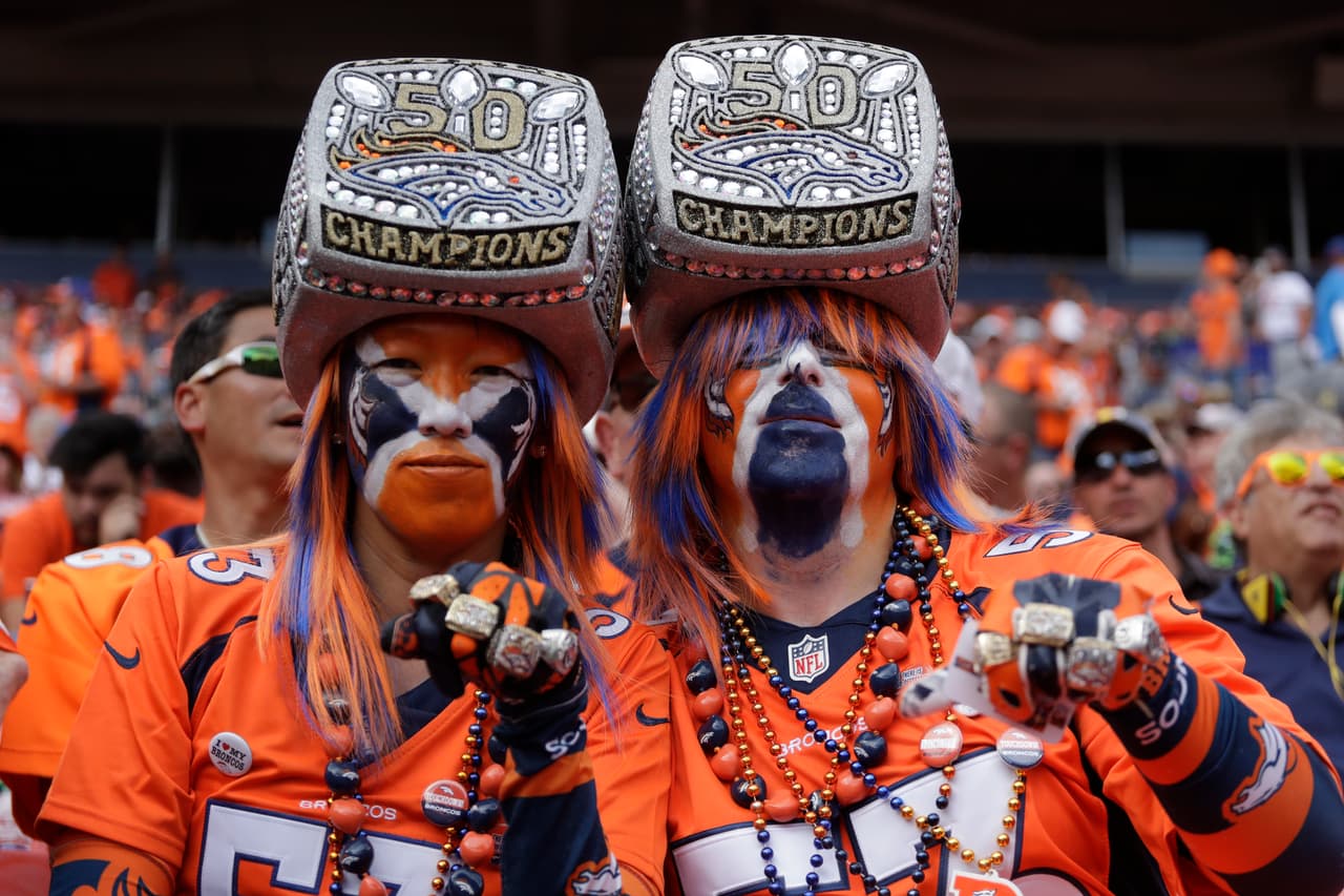 Buscando un año con mucho mayores alegrías, los entusiastas aficionados de los Broncos acudieron optimistas a Mile High con la idea de ver una mejor versión de los Broncos que en 2017.