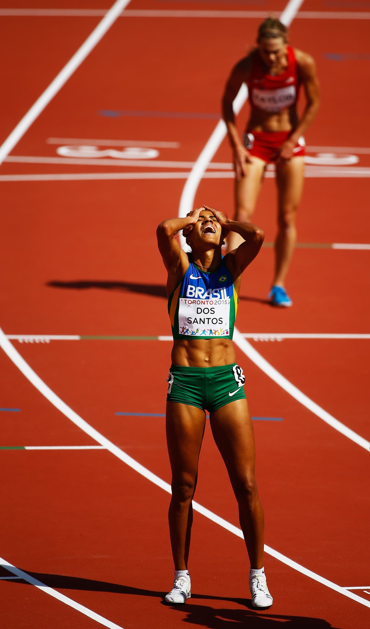 Después de tomar el control de la carrera en la última carrera, la mexicana de 23 años fue superada en el sprint final por la brasileña Juliana Dos Santos, quien cruzó la meta con un tiempo de 15:45.97, su mejor marca.