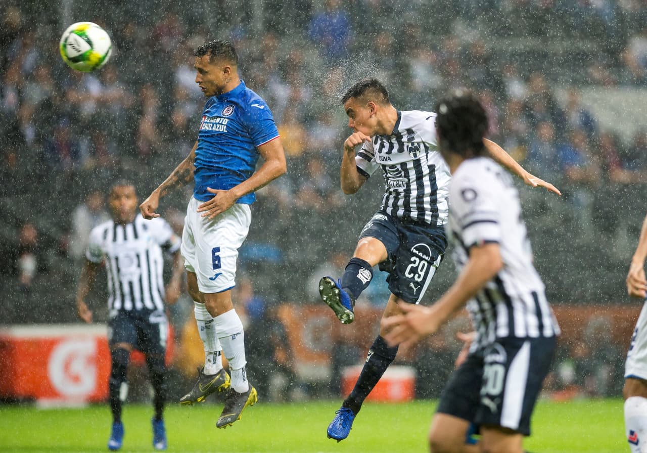 A pesar de la desventaja, Cruz Azul luchó por el empate, se hizo al control del juego y se acercó a la portería rival.