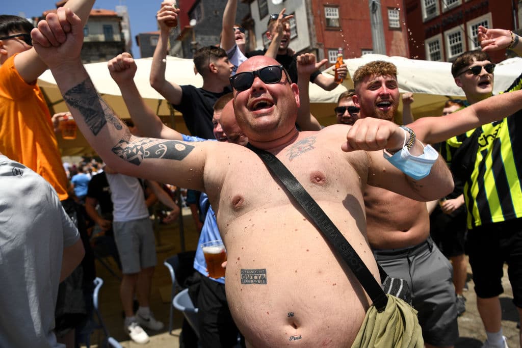A horas del pitazo inicial de la gran final de la UEFA Champions League, aficionados del Chelsea y del Manchester City llegan al Fan Fest de Porto para comenzar con el apoyo a sus clubes.