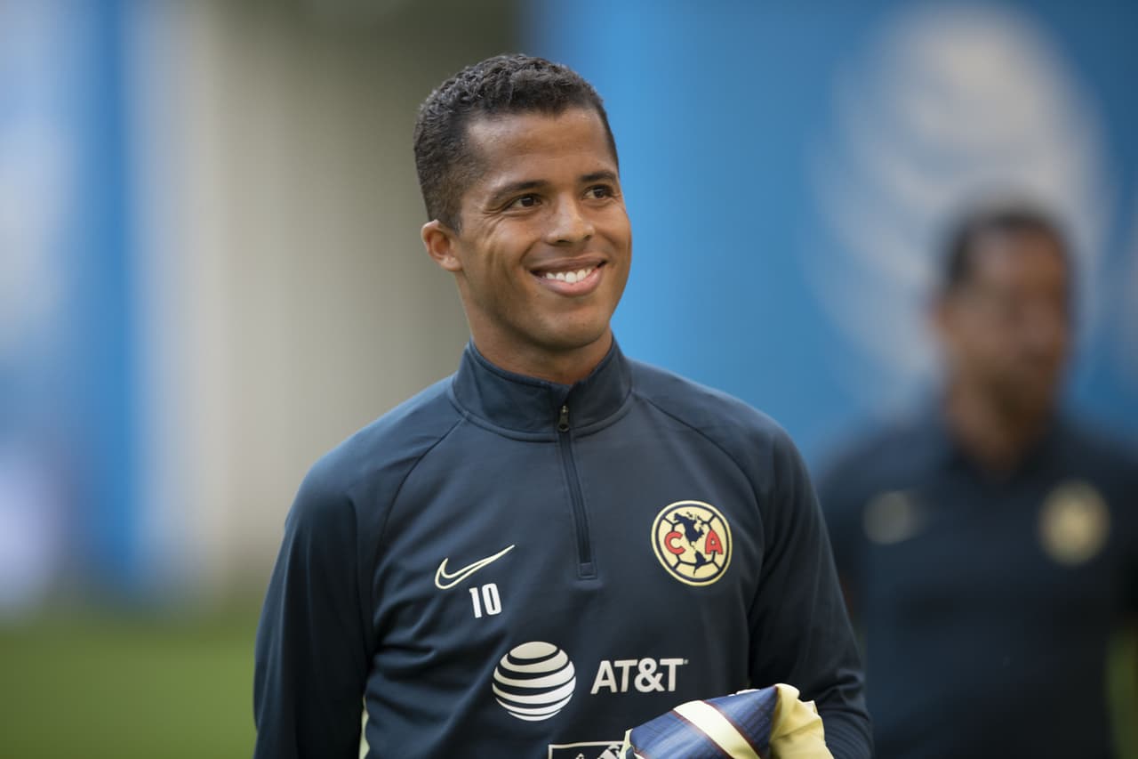 Giovani inició sonriente en el banquillo de suplentes.