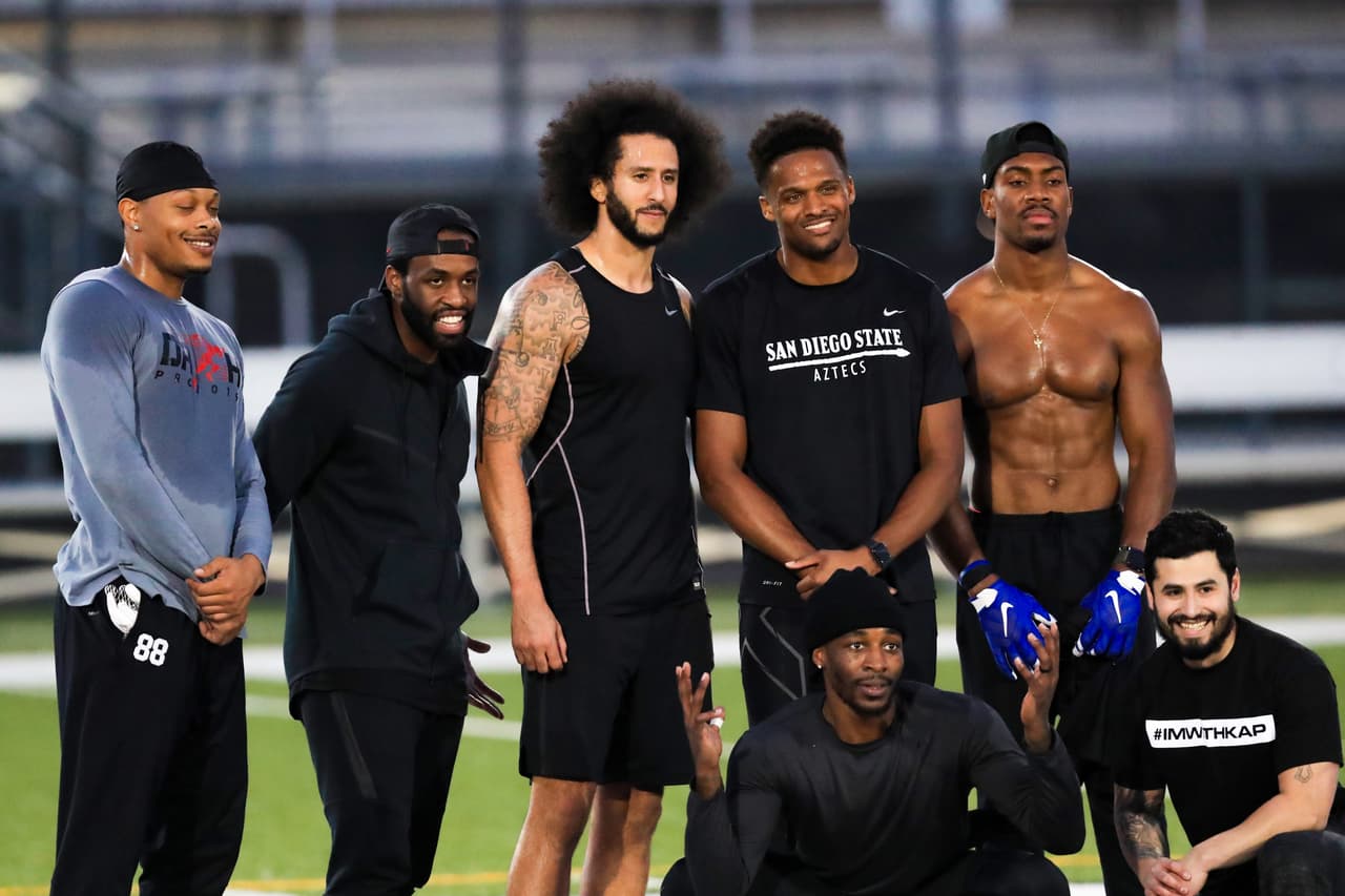 Kaepernick, en noviembre del año pasado durante la práctica, entrenó con amigos que también mantienen un buen estado físico, pero no se le ha visto entrenando con excompañeros o amigos de la NFL.
