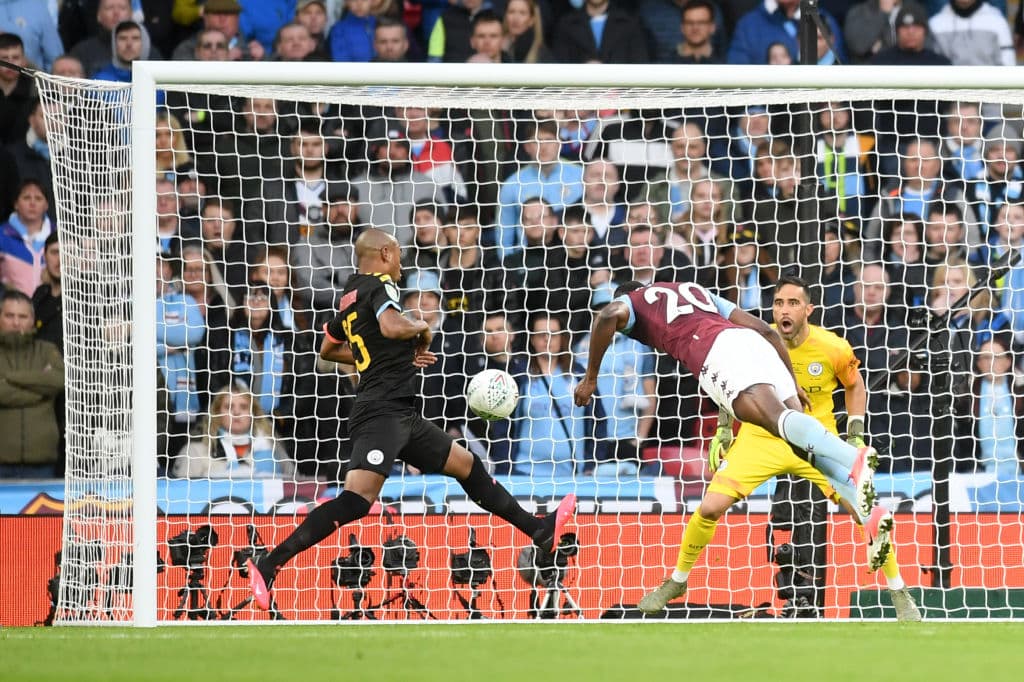 Gran remate de Samatta, quien se tira una 'palomita' en el área para marcar y acercar al Aston Villa al empate.