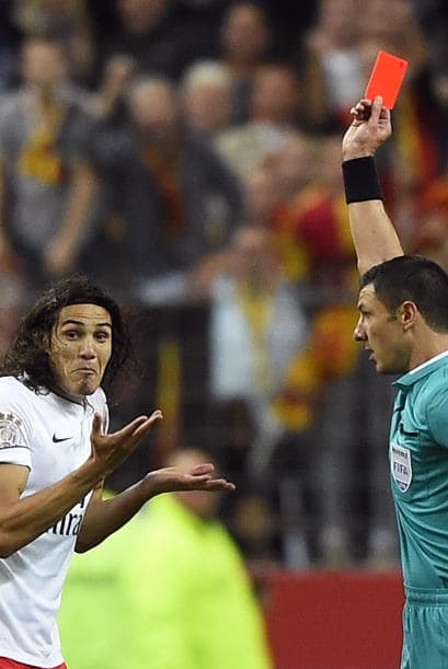 De inmediato vino la segunda amarilla y por ende la roja. Cavani no entendía nada. El árbitro tenía una explicación.