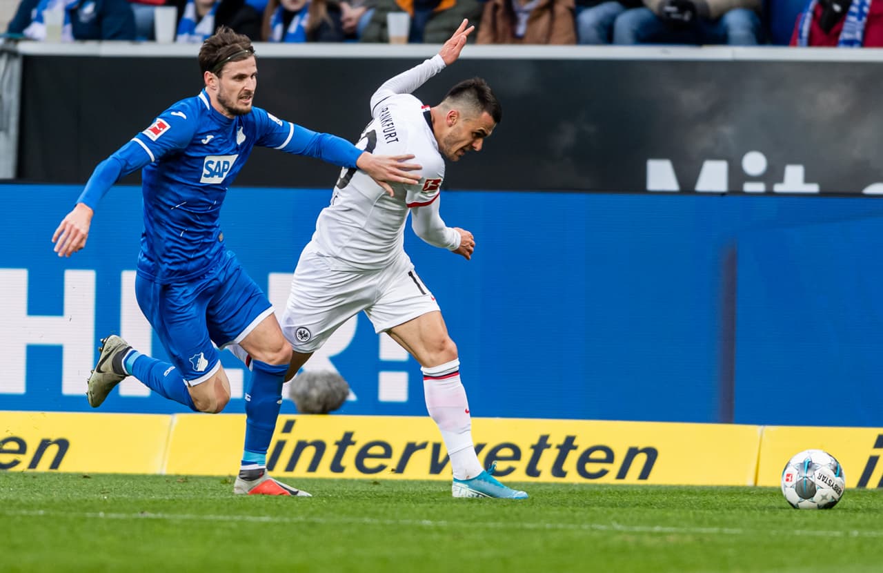 Dost (18’) abrió el marcador para Frankfurt, Stafylidis (48’) emparejó el encuentro y Chandler (62’) anotó el gol de la victoria.