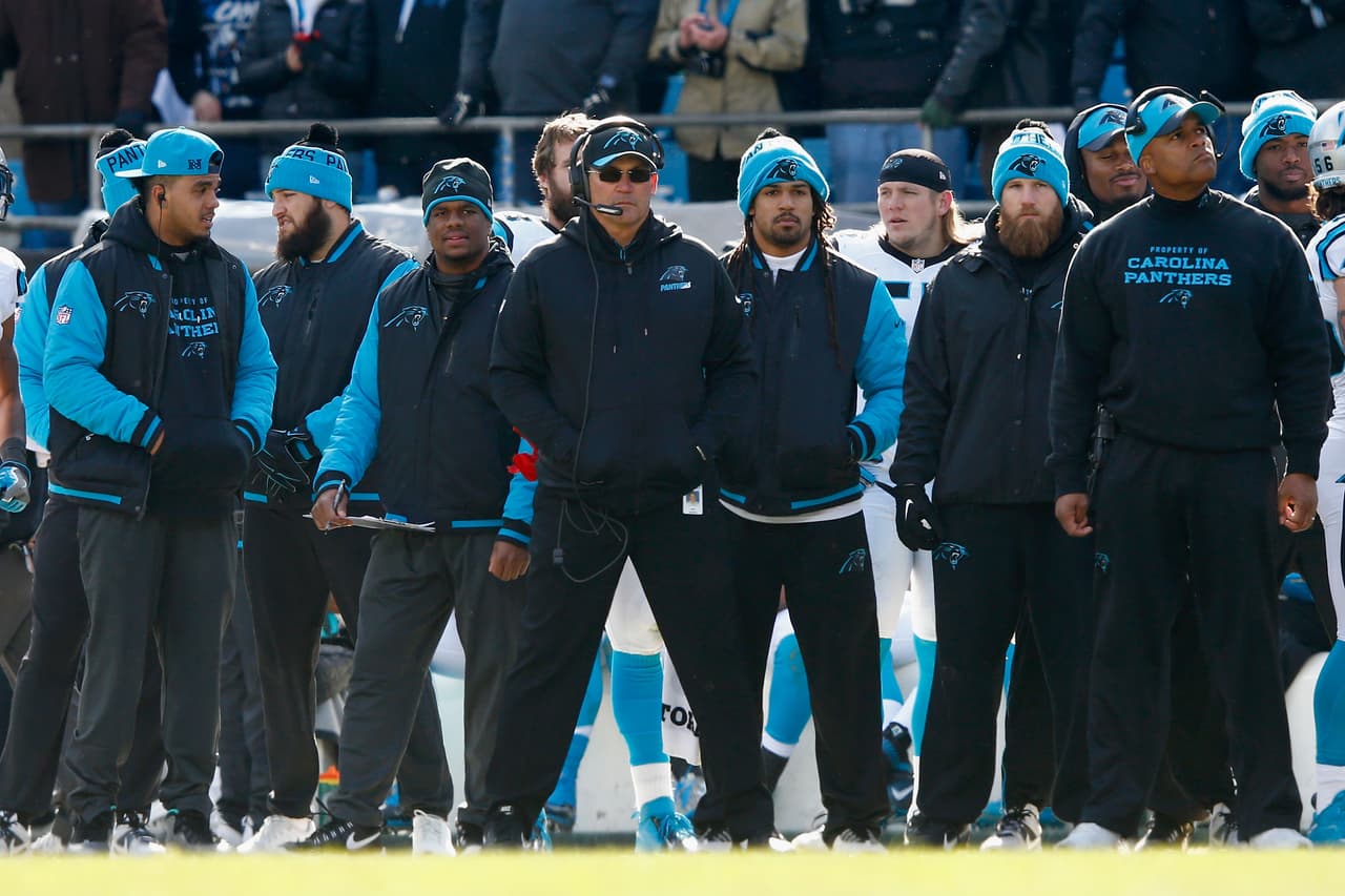 El staff de entrenadores de Carolina ya lucían preocupados.