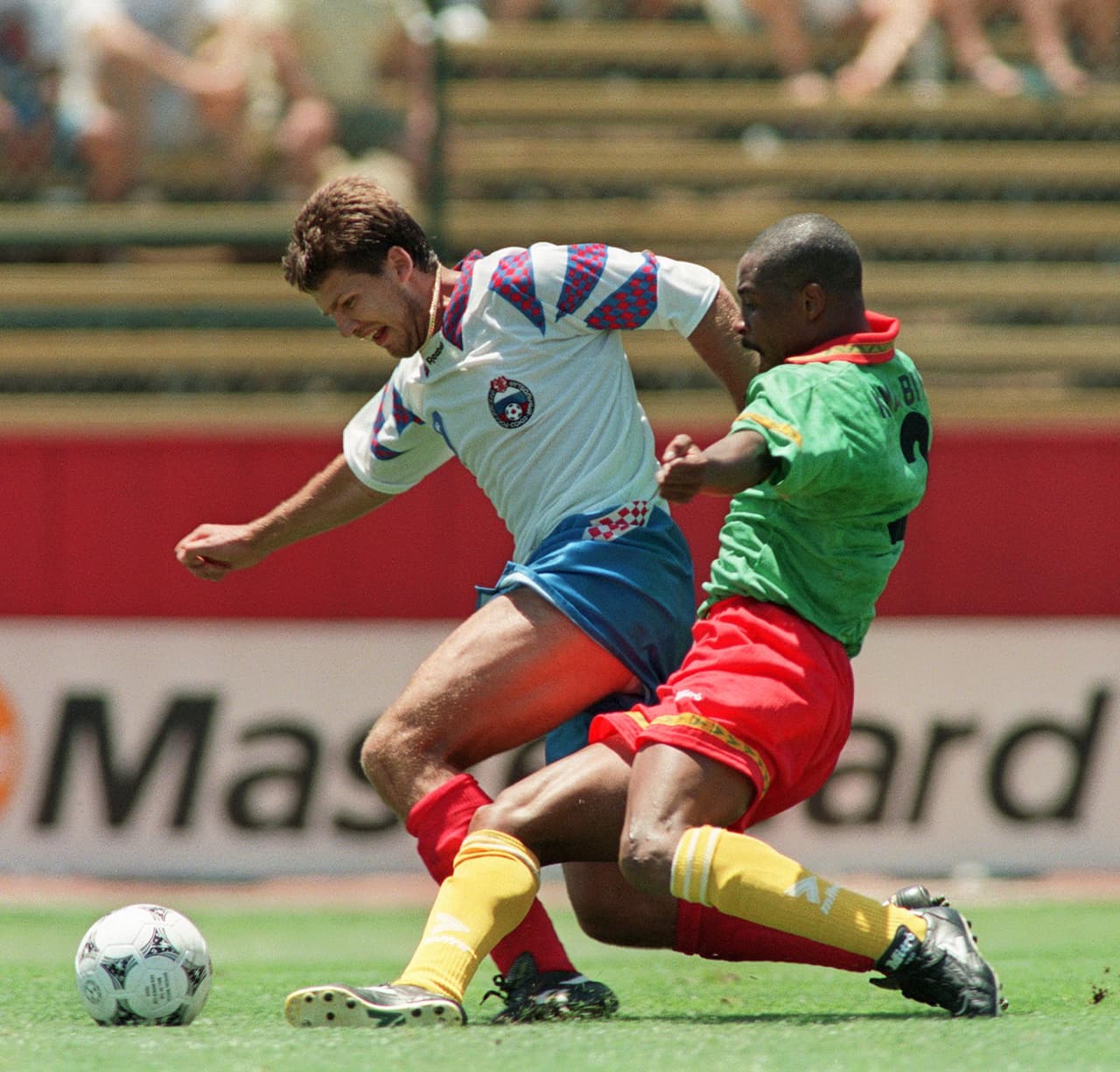 En el primer tiempo, Salenko marcó tres goles en una muestra de poderío goleador contra Camerún, pero a la espera de que no hubiera empates en el grupo E, donde estaba México.