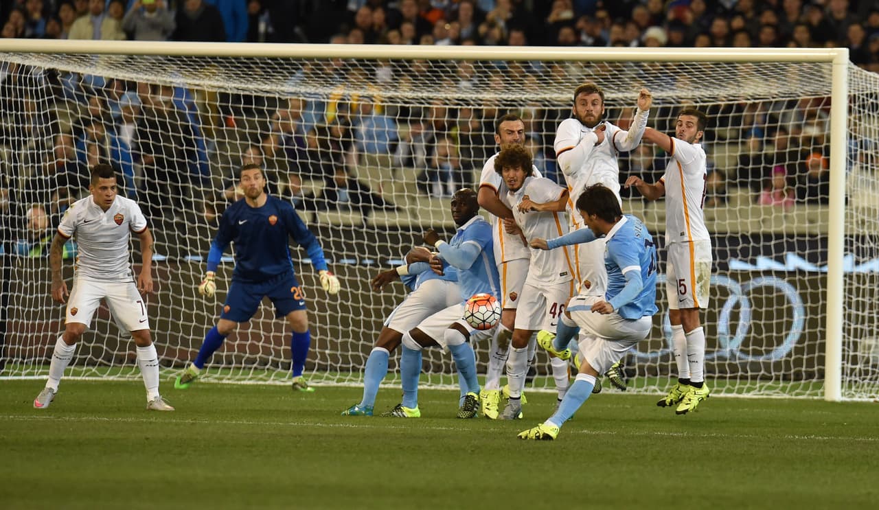 David Silva cobra una falta en el Manchester City vs Roma