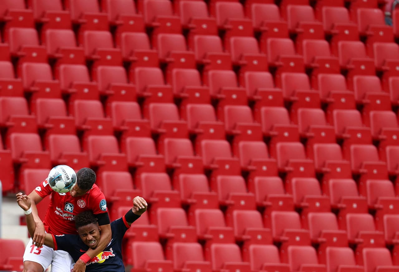 Jeffrey Bruma le gana el cabezazo a Christopher Nkunku del Leipzig.
