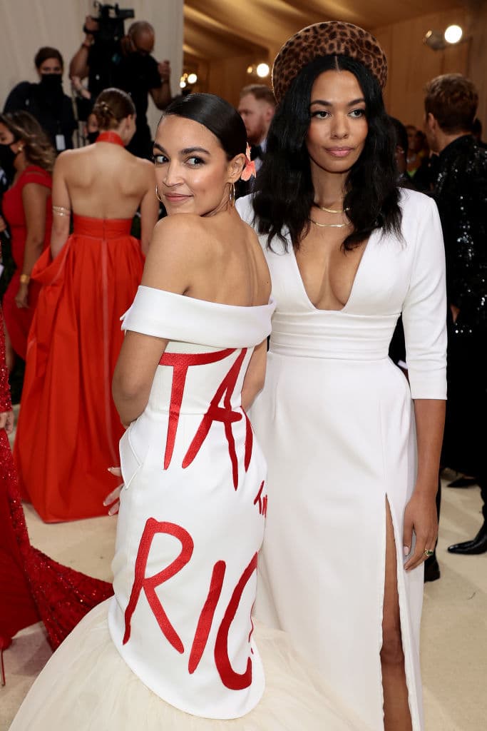 Hizo su primera aparición en la Met Gala este año. El mensaje impreso en la parte posterior, sin embargo, contaba una historia completamente diferente.