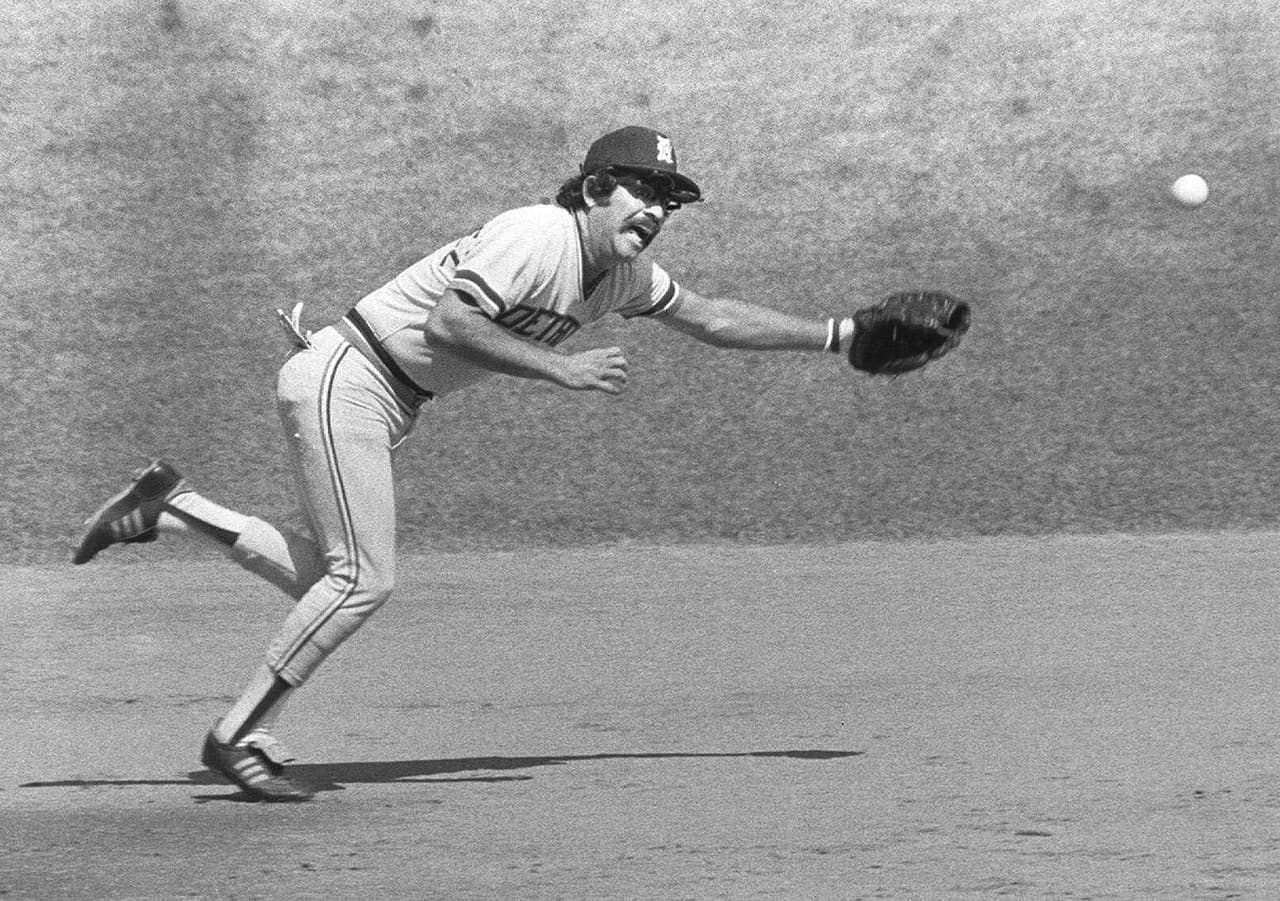 Jugó contra Valenzuela en la misma serie, no se llevó la victoria pero hizo cinco hits y anotó una carrera.