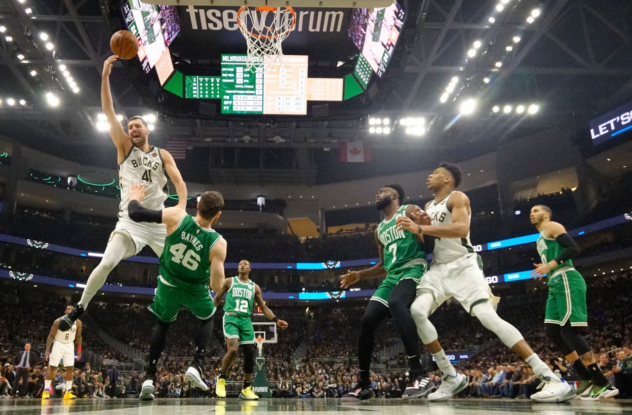 Los Milwaukee Bucks superaron 116-91 a los Boston Celtics para eliminarlos y avanzar a la Final de la Conferencia del Oeste por primera vez desde la temporada 2001. Milwaukee hace válido el pronóstico con el mejor récord de la Liga y los Celtics concluyen una temporada muy por debajo de lo que de ellos se esperaba.