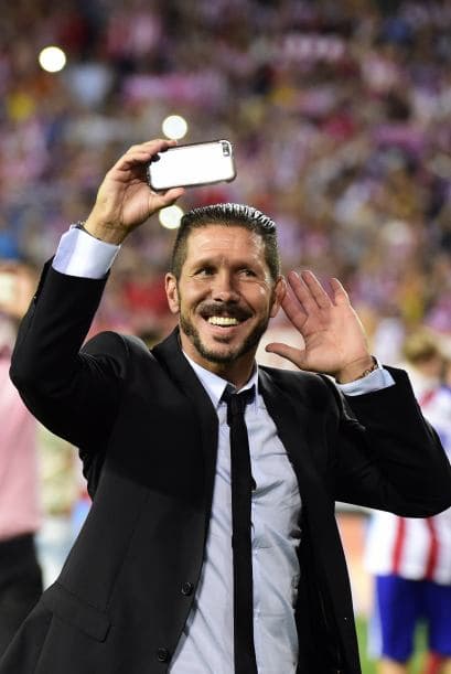 Simeone se quiso llevar la foto de recuerdo del festejo en las gradas.