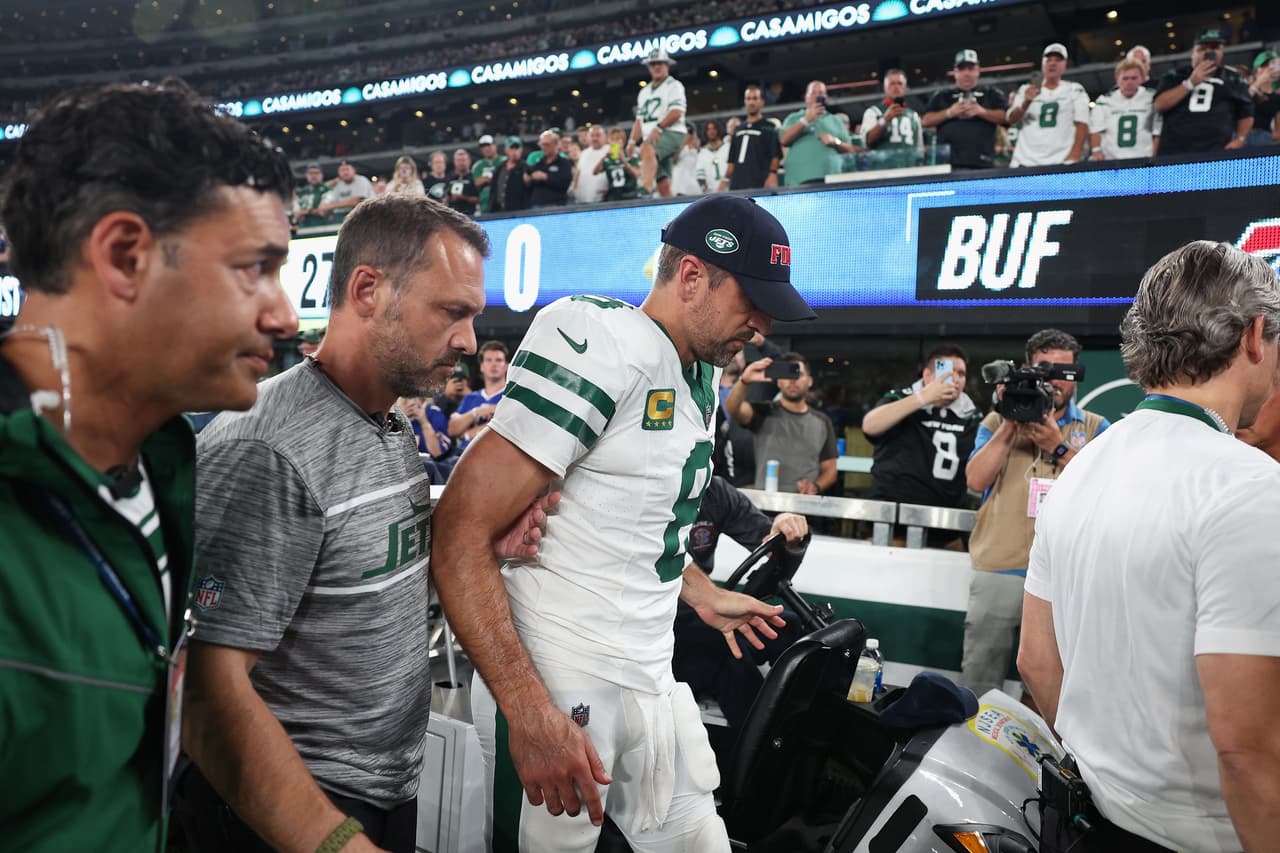 ¡Mal y de malas! Aaron Rodgers sufre dura lesión con NY Jets