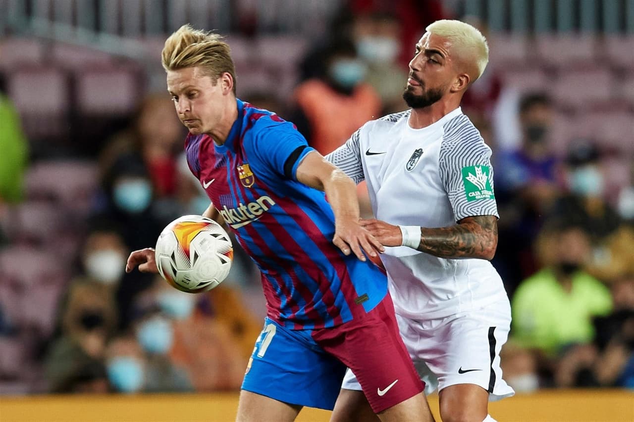 El Barcelona de Koeman perdía por temprana anotación del Granada por parte de Domingos Duarte al minuto 2’. Durante el partido agónico, la escuadra culé logró salvar el empate hasta los 90 minutos gracias al gol de Ronald Araújo, dejando el marcador 1-1 en la J5 de La Liga.