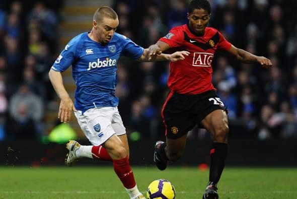 En el fútbol de la Liga Premier de Inglaterra, el Manchester United de Antonio Valencia enfrentó al Portsmouth.