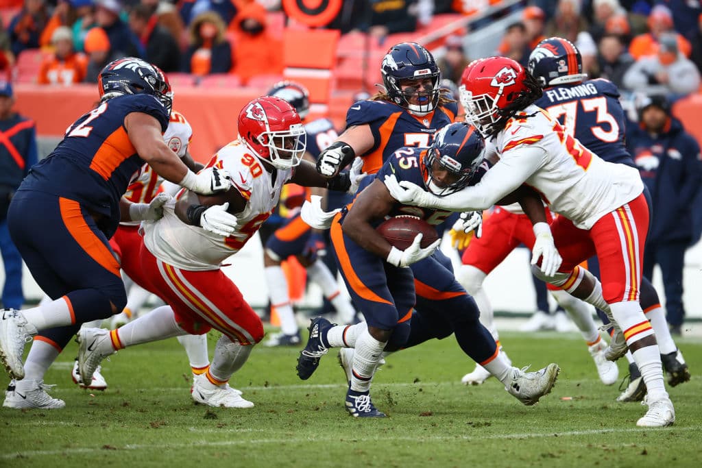 Los Chiefs vienen de atrás para vencer 28-24 a los Denver Broncos y aseguran su liderato de la Conferencia Nacional.