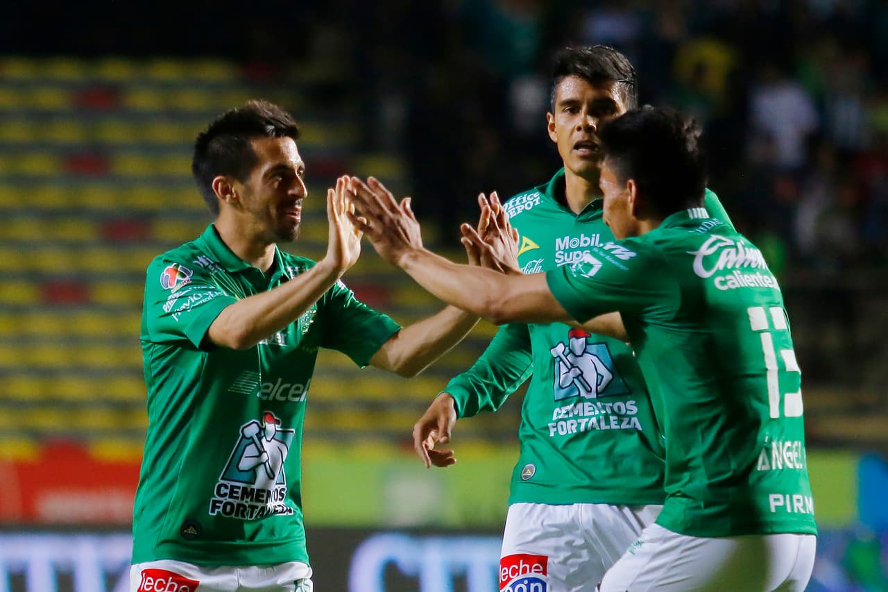 Corría el minuto 53 y como premio al esfuerzo apareció Fernando Navarro y logró el gol del descuento en ese momento.