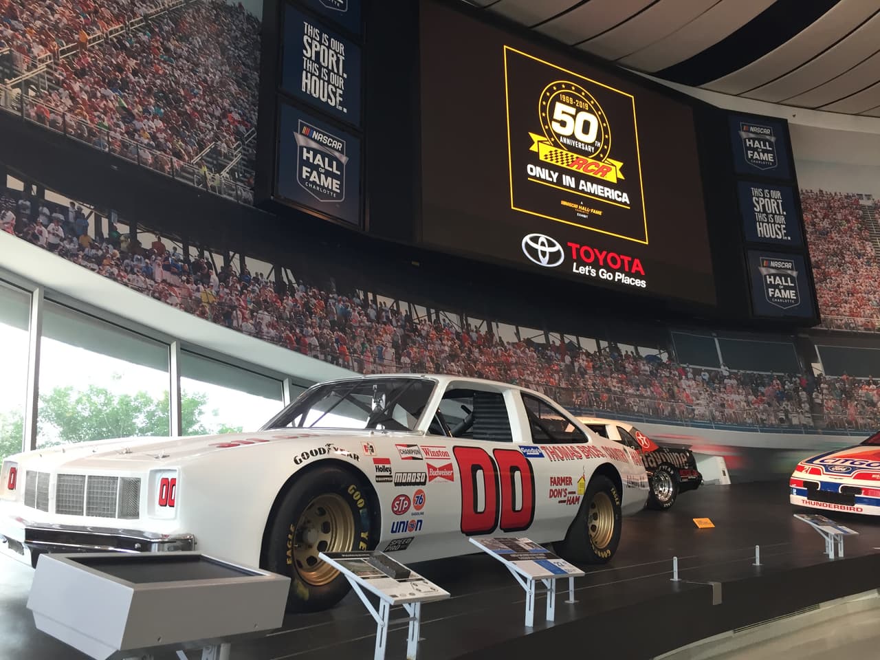 Esta zona se conoce como Glory Road, y es donde están los autos más especiales en la historia de este deporte, usados por leyendas del volante.