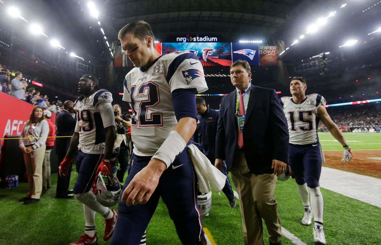 Así terminaron las cosas en la primera mitad, con un Brady cabizbajo abandonando el terreno de juego pero con la mirada centrada en el objetivo de regresar.