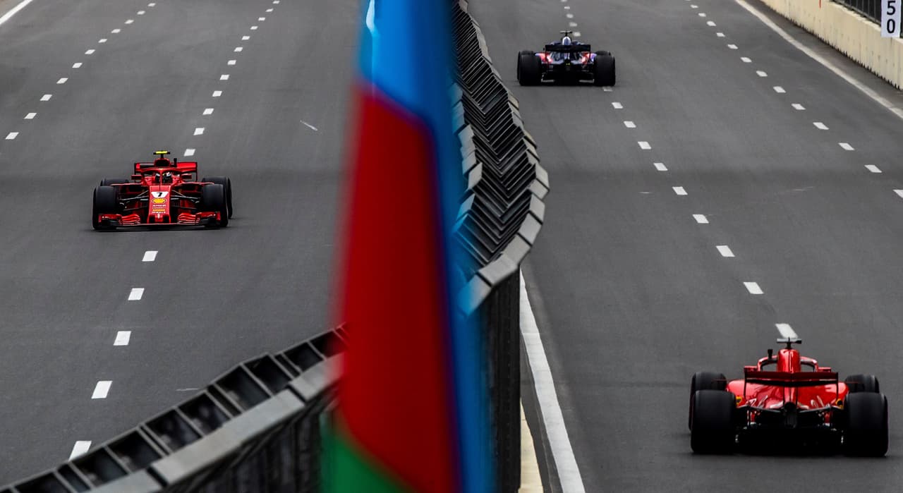 Postales de la jornada de entrenamientos del Gran Premio de Azerbaiyán, la tercera carrera de la temporada en la que se vive una mezcla de intensidad por los resultados con los paisajes de Bakú.