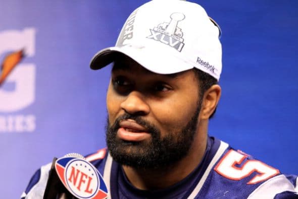 Jerod Mayo, uno de los líderes defensivos de los Patriots, mantuvo la seriedad.