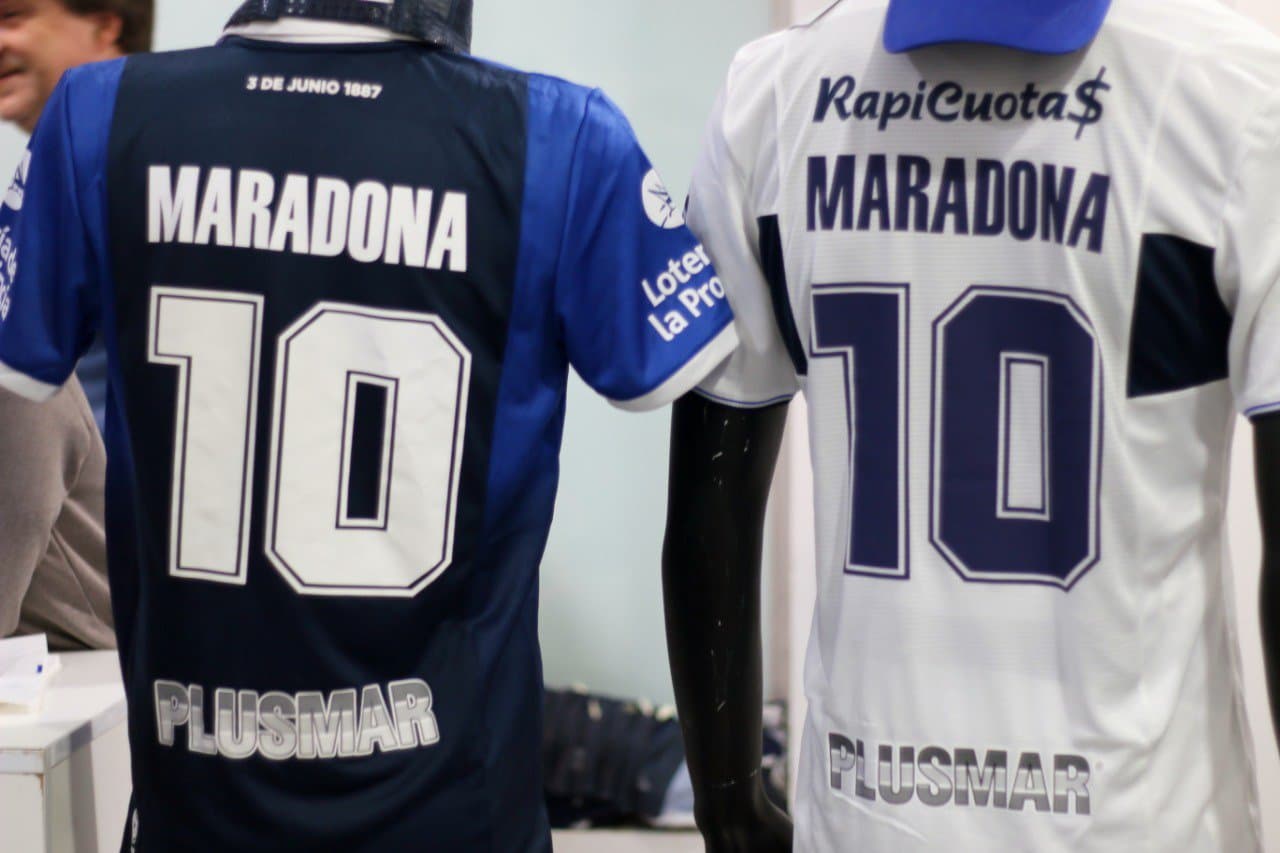 Las playeras son blancas y azules.