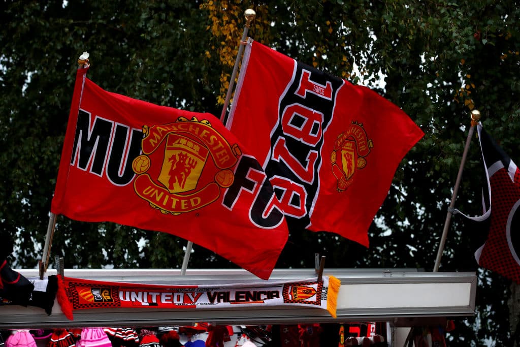 Banderas del Manchester United desplegadas para recordar qué territorio es el que circunda.