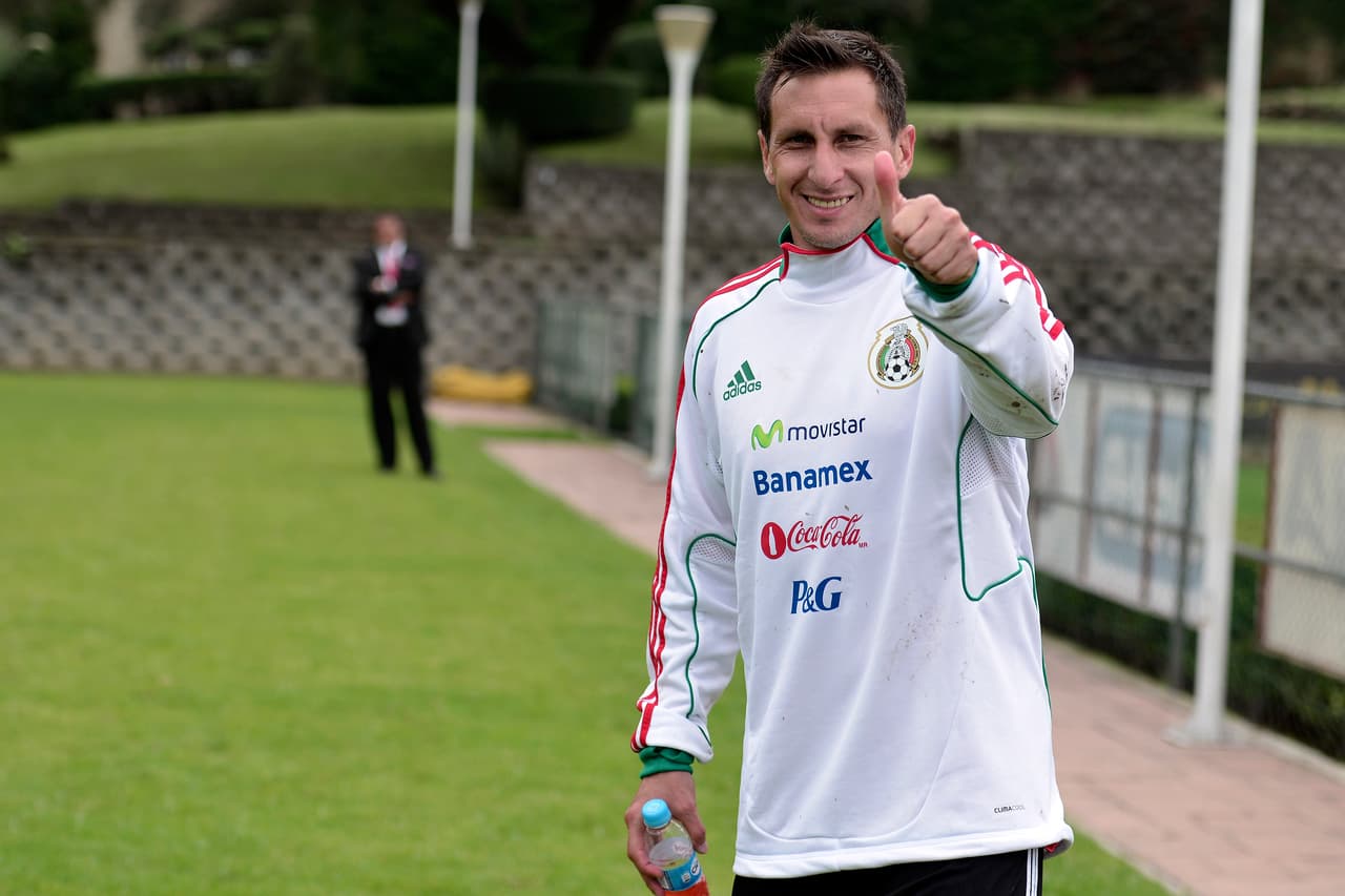 ‘Chepo’ de la Torre y Vucetich fueron quenes lo citaron al Tri, con el que jugó cinco partidos y no marcó un solo gol.