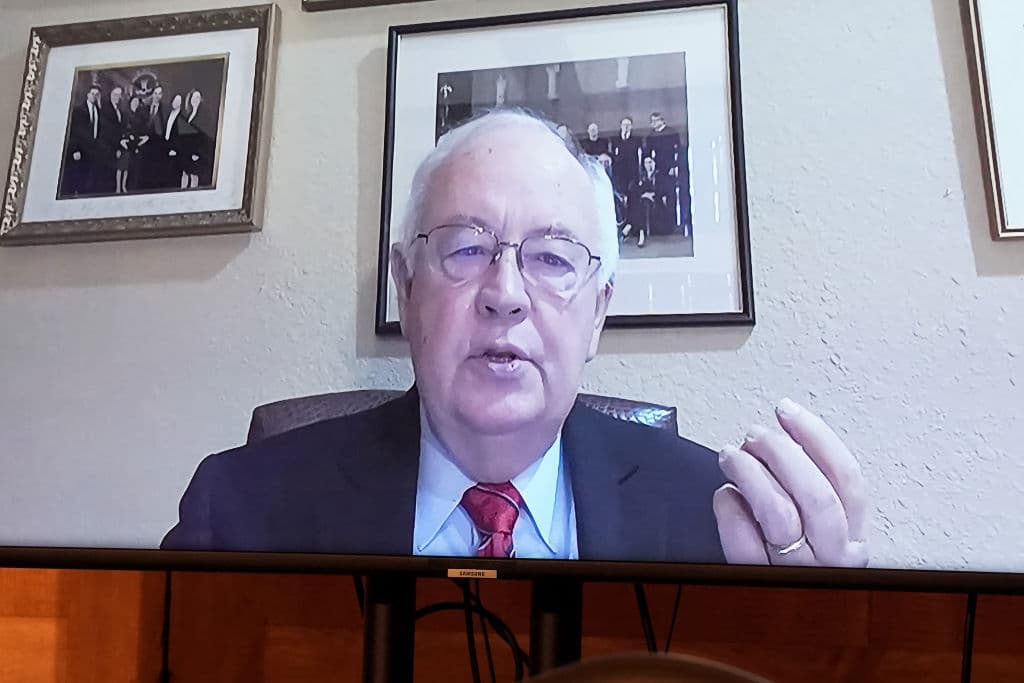 <b><a href="https://www.univision.com/noticias/politica/ken-starr-muerte-bill-clinton-monica-lewinsky-impeachment">Ken Starr, juez federal de apelaciones </a></b>
<br>
<br>Starr murió el 13 de septiembre en Houston, Texas, donde residía, debido a complicaciones tras una operación quirúrgica, informó su familia. 
<br>
<br>Con tan solo 37 años, Starr se convirtió en la persona más joven en servir en la Corte de Apelaciones de los Estados Unidos para el Circuito del Distrito de Columbia y más tarde su investigación criminal del caso de Mónica Lewisnky condujo al ‘impeachment’ del presidente Bill Clinton. Además, tras varios años dedicado a la academia, Starr fue reclutado para el equipo legal que representó al presidente Donald Trump en su primer juicio político.
<br>
<br>