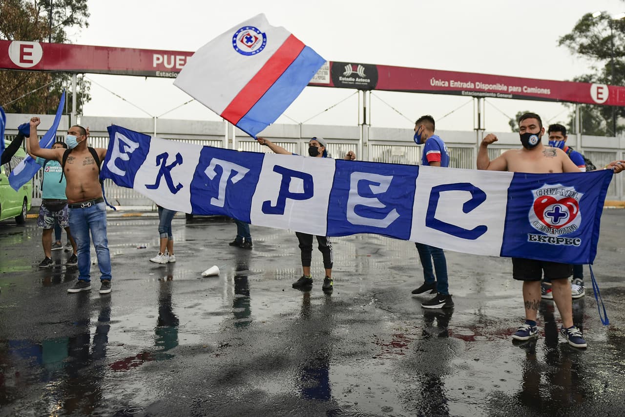 Algunos aficionados de la Máquina del Cruz Azul hicieron un pequeño viaje desde ecatepec para apoyar a sus futbolistas minutos antes de que inicie el clásico joven.