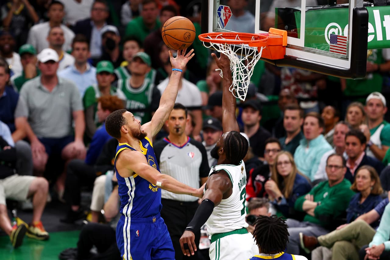 Los Golden State Warriors, encabezados por Steph Curry, apabullaron a los Boston Celtics en el Juego 6 de las Finales de NBA para conseguir el séptimo anillo en la historia de la franquicia y el cuarto en la era Steve Kerr.