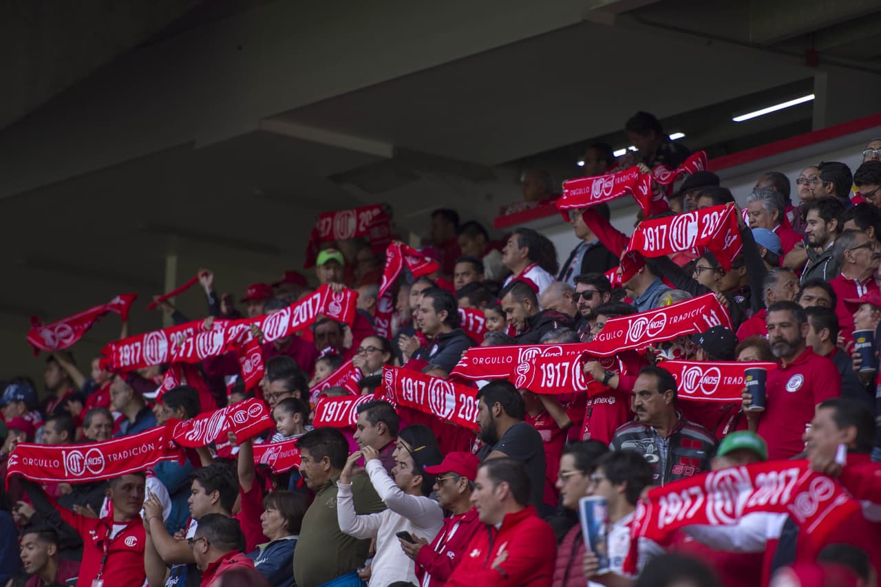 Los fanáticos llegaron con la confianza de ver ganador a su equipo, aunque es probable que no todos imaginaban el espectáculo que vivirían.